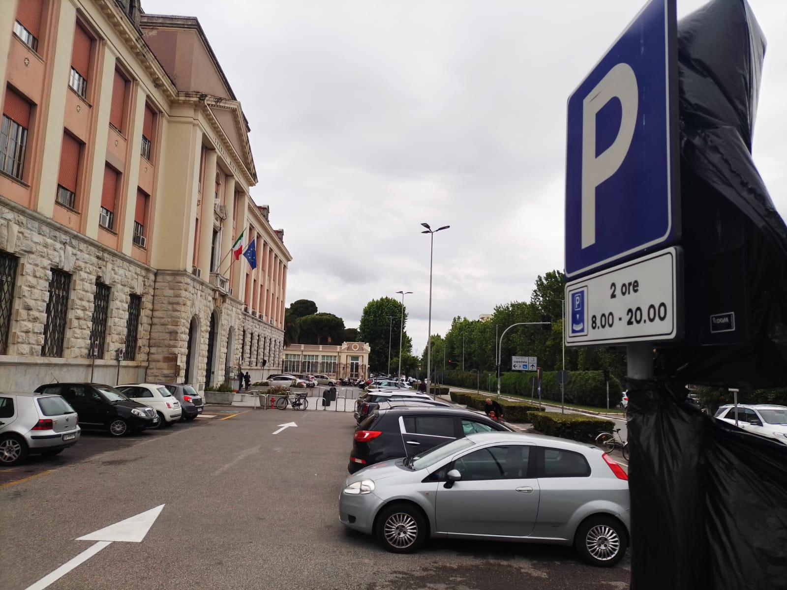 L’area di sosta di fronte all’ospedale in viale Alfieri (Foto di Daniele Stefanini/Silvi)