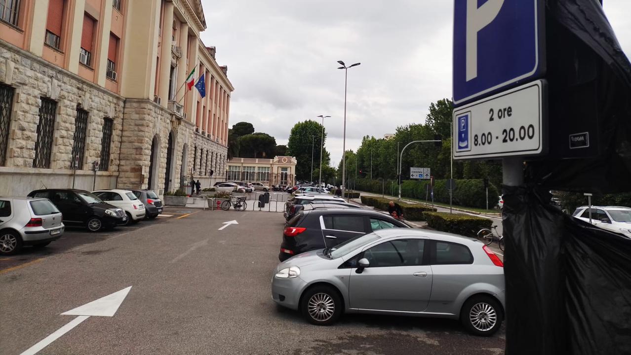 L’area di sosta di fronte all’ospedale in viale Alfieri (Foto di Daniele Stefanini/Silvi)