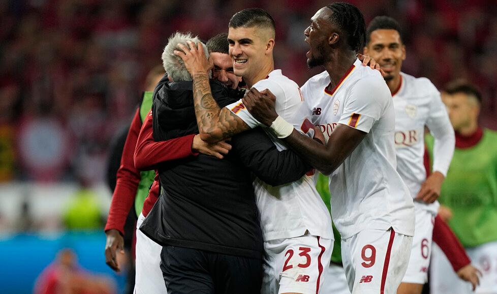 Mourinho sepolto dagli abbracci dei suoi giocatori dopo la conquista della finale di Europa League