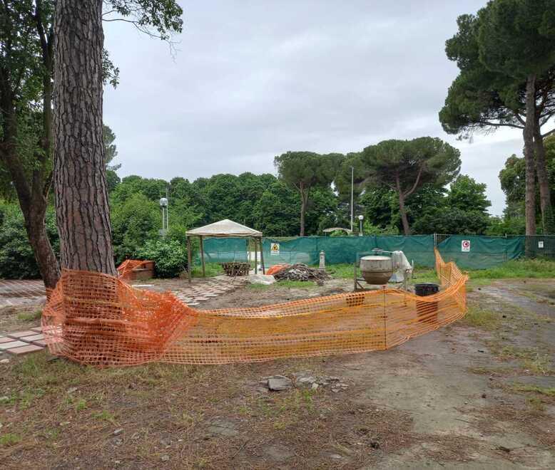 Il cantiere per il rifacimento della piscina dei bambini che dovrebbe aprire il 1° luglio