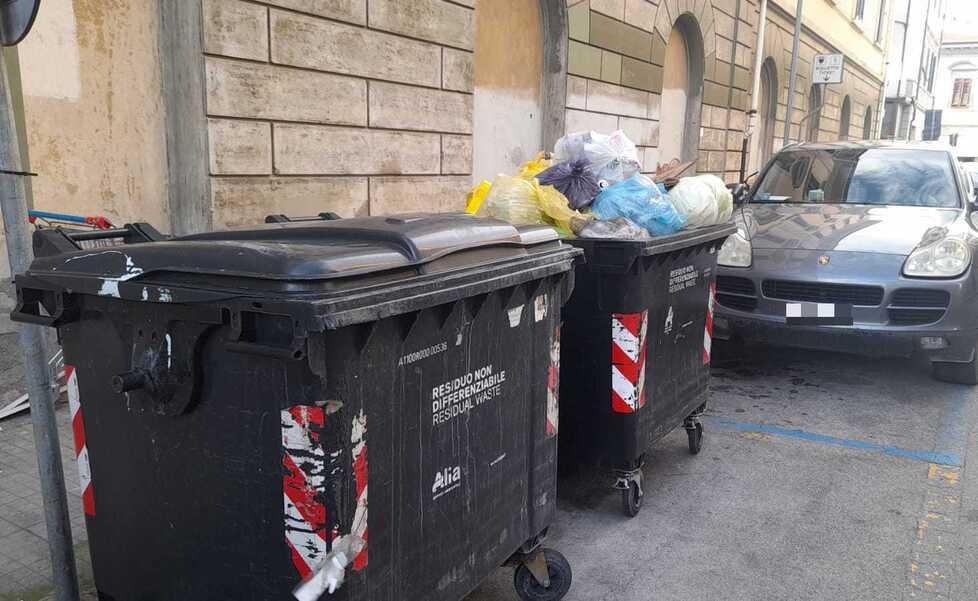 La postazione di via Savi nella zona dell’ex mercato coperto con i due cassonetti quasi sempre ricolmi di rifiuti e fonte di degrado in questa parte del centro cittadino