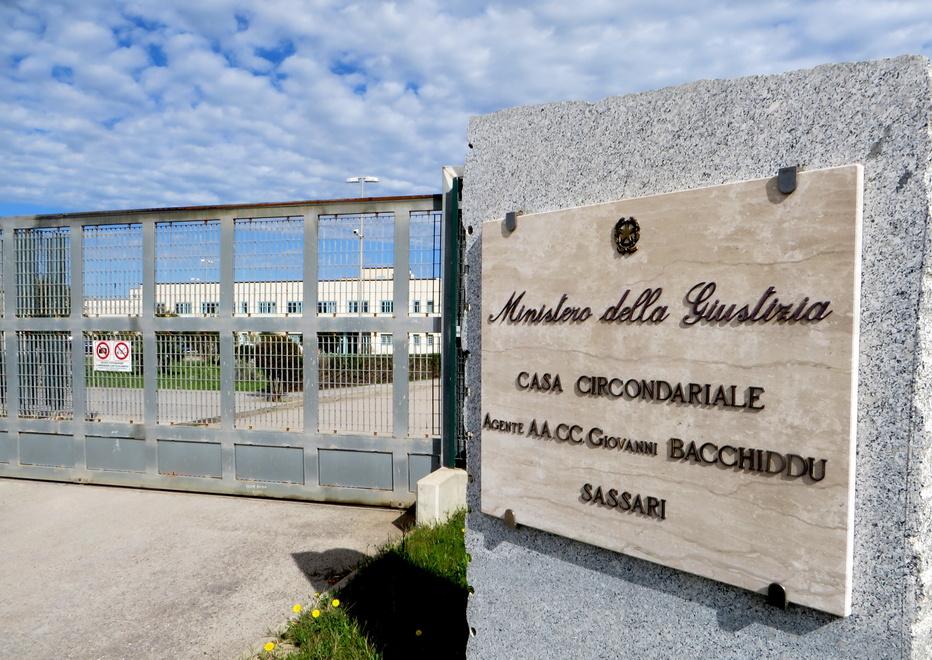 Saponetta “imbottita” di lamette per colpire un terrorista, a giudizio