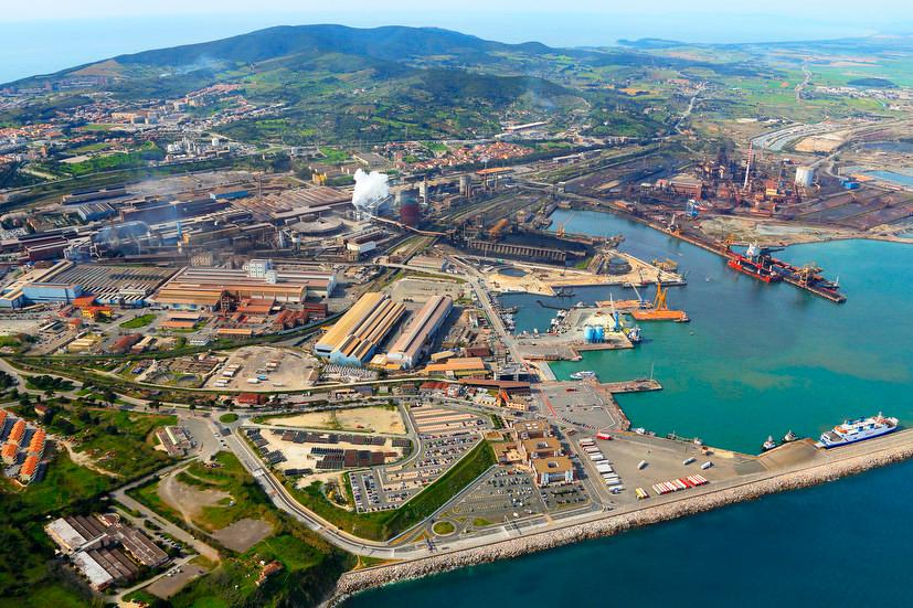 Una veduta dell’area industriale quando era in marcia l’altoforno