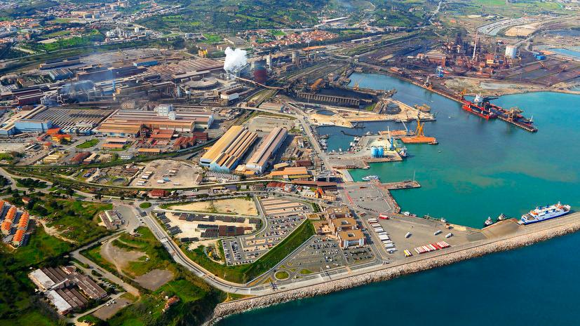 Una veduta dell’area industriale quando era in marcia l’altoforno