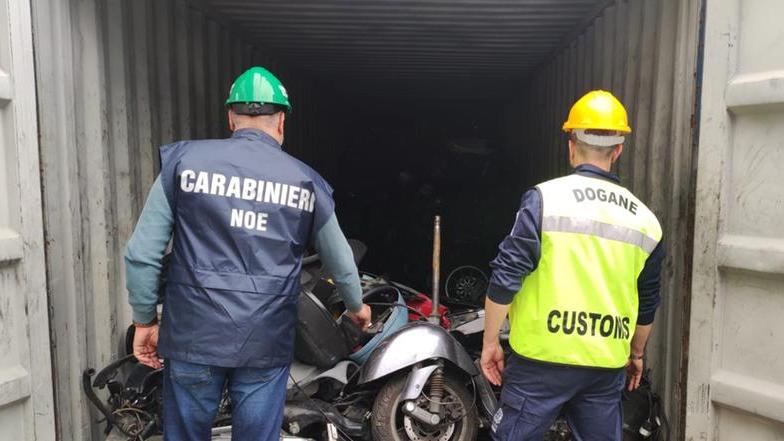 Porto di Livorno, sequestrate otto tonnellate di rifiuti pericolosi