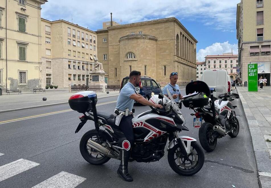 Due agenti della polizia municipale di Livorno (Foto d’archivio)