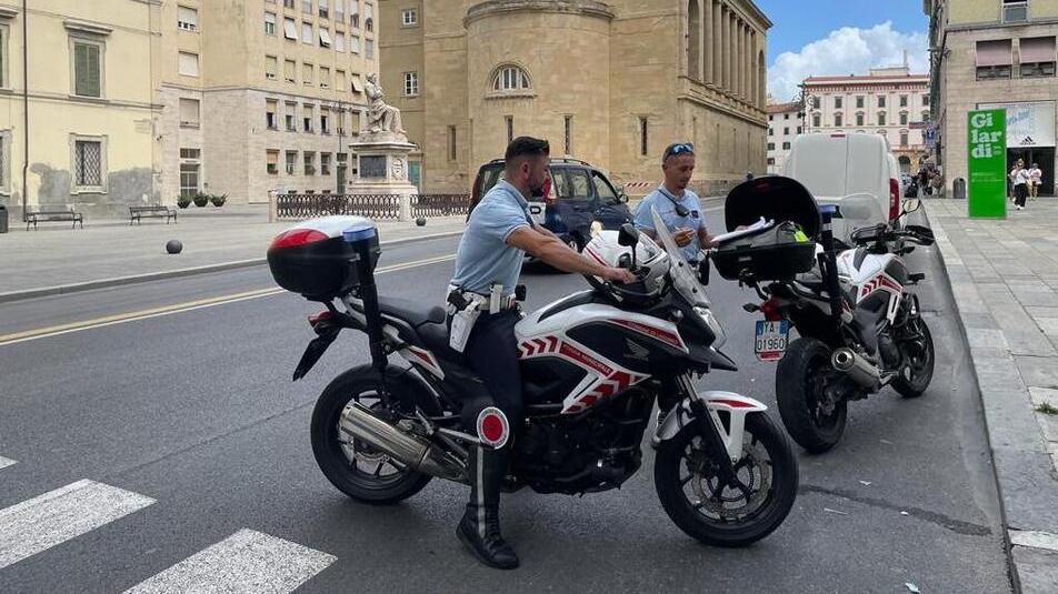 Due agenti della polizia municipale di Livorno (Foto d’archivio)