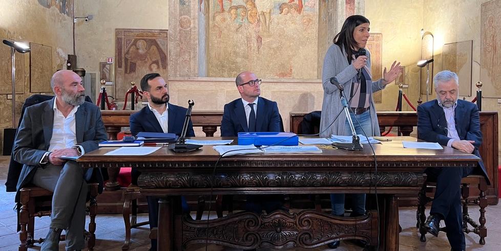 La firma ha visto la partecipazione dei tanti Comuni coinvolti e l’assessora regionale Monia Monni