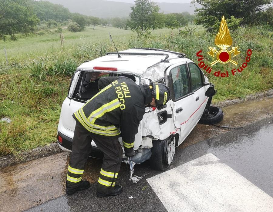 Esce di strada con l’auto e si ribalta più volte: giovane di Ilbono in ospedale a Nuoro