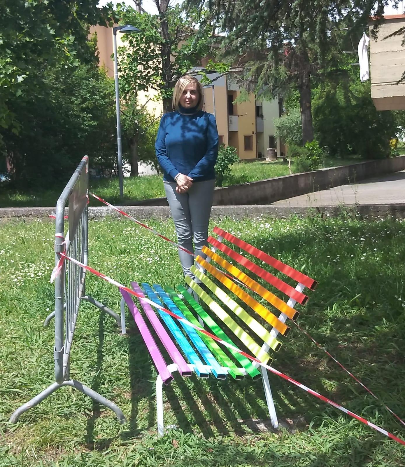 La sindaca Gilda Diolaiuti e la panchina arcobaleno posizionata nel parco pubblico tra via Togliatti e via Libertà