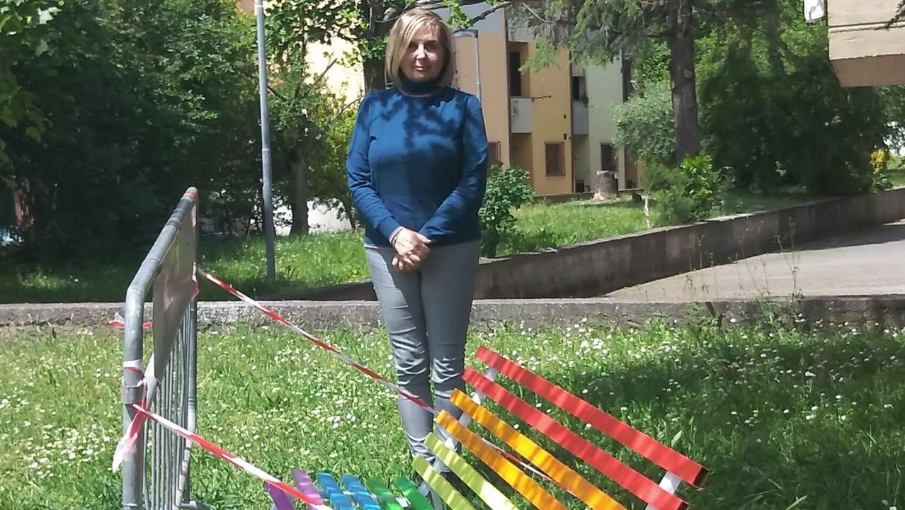 La sindaca Gilda Diolaiuti e la panchina arcobaleno posizionata nel parco pubblico tra via Togliatti e via Libertà