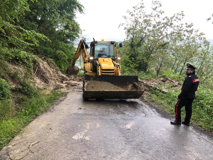 Frana sulla strada comunale a Casaleo, isolate una ventina di persone