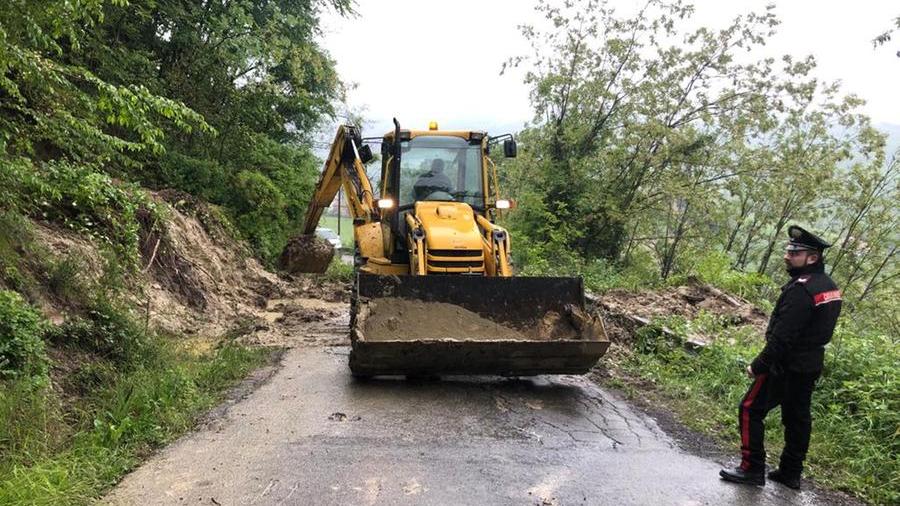 Frana sulla strada comunale a Casaleo, isolate una ventina di persone