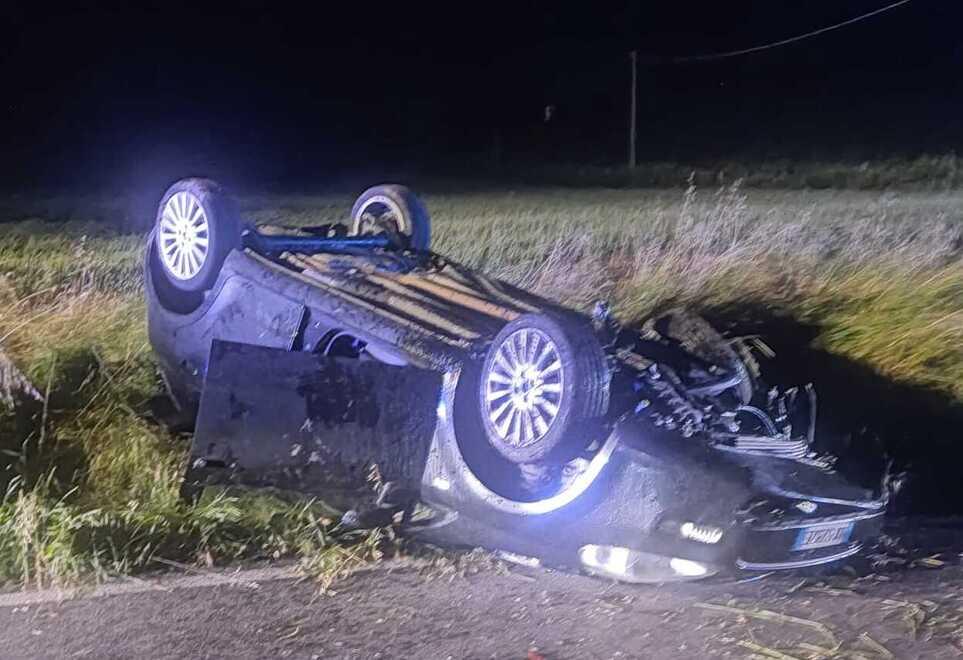 Castelvetro. L’auto si rovescia: tre giovani feriti