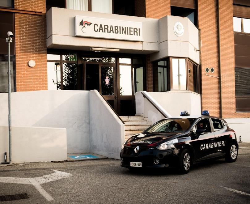 Ruba le offerte della chiesa di Pozza di Maranello. Lo vede un carabiniere fuori servizio e lo ferma