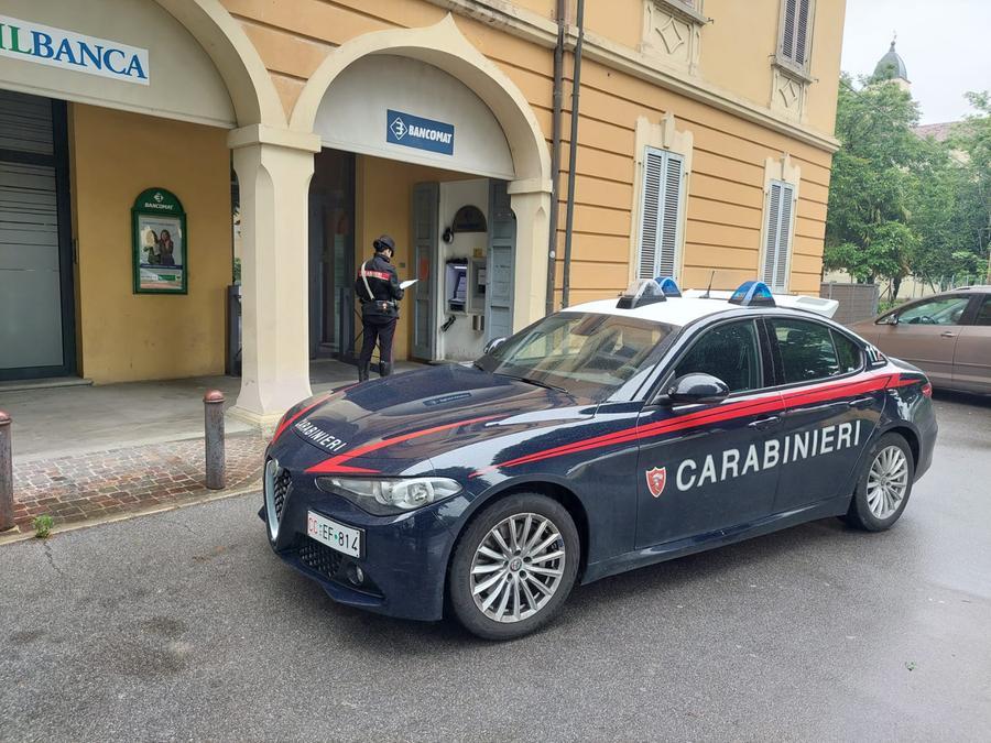 Ladri messi in fuga dai carabinieri, fallisce il blitz allo sportello bancomat di Santa Vittoria