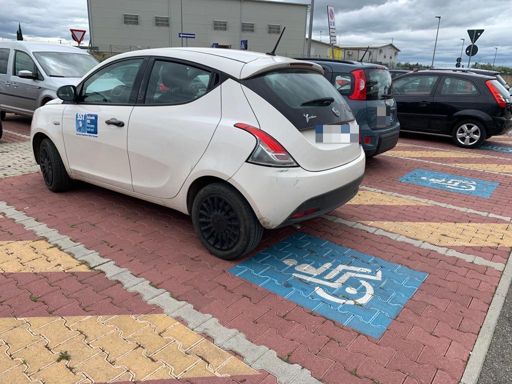 Un’auto dell’Asl parcheggiata (senza contrassegno) in uno stallo per disabili