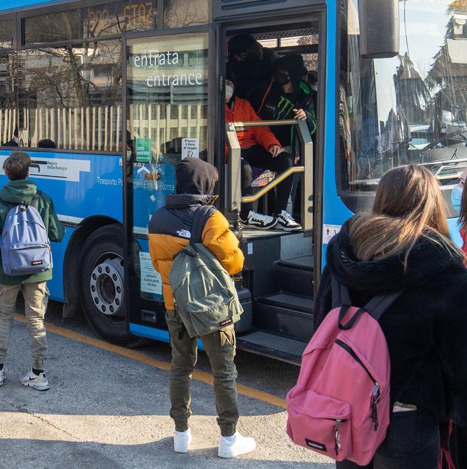 Multa alla 13enne di Carpi che ha sbagliato a timbrare il biglietto sull’autobus. Seta: «Sanzione inevitabile, giovane rispettata»