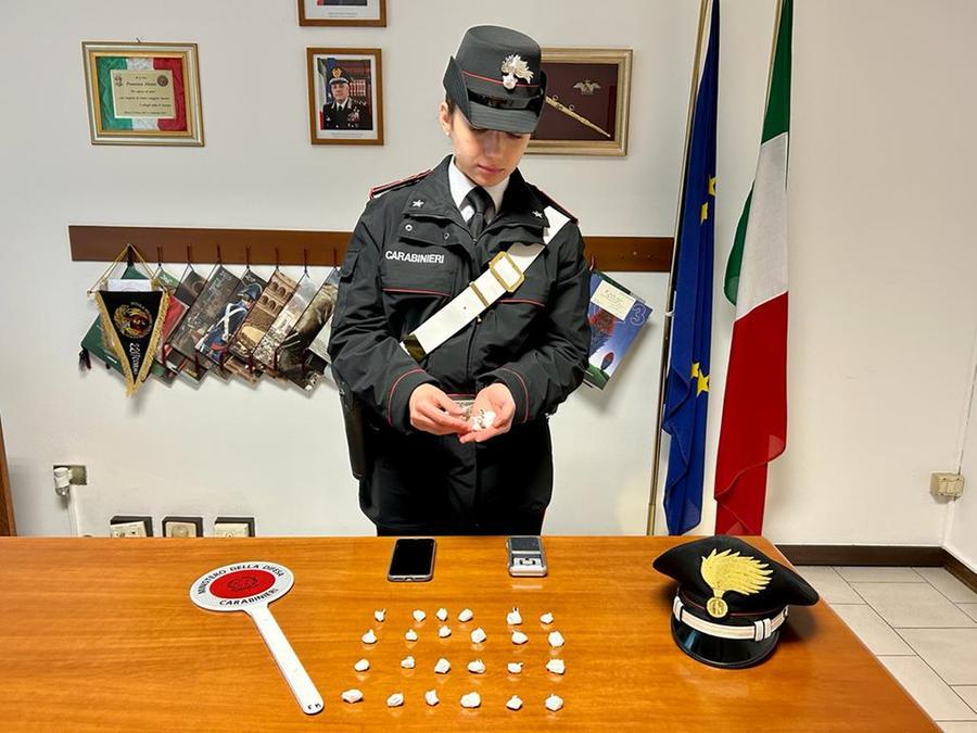 In camera da letto il cuscino imbottito di droga, arrestato 45enne