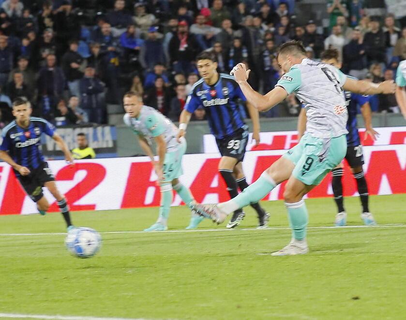 Il calcio di rigore di Moncini per il momentaneo 2-0 a favore della Spal (foto Muzzi)