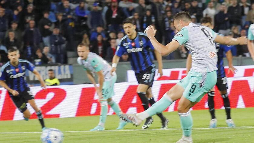 Il calcio di rigore di Moncini per il momentaneo 2-0 a favore della Spal (foto Muzzi)