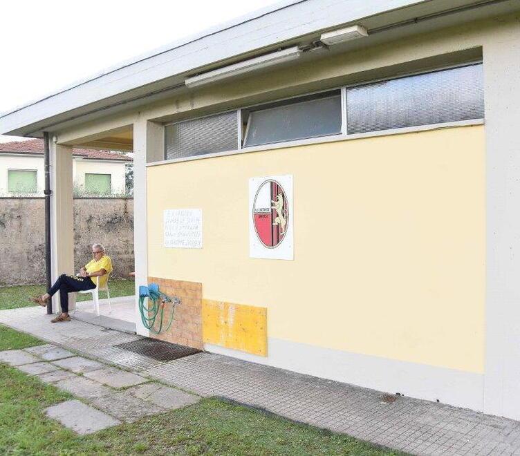 Il simbolo della Lucchese al campo sportivo di Saltocchio: qui potrebbe nascere una foresteria per i giovani