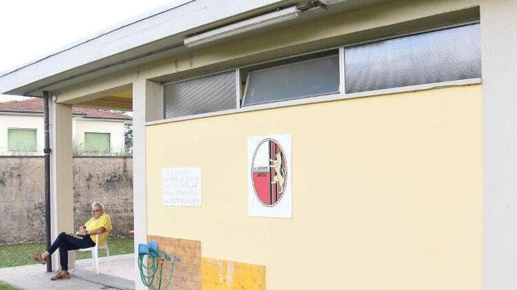 Il simbolo della Lucchese al campo sportivo di Saltocchio: qui potrebbe nascere una foresteria per i giovani