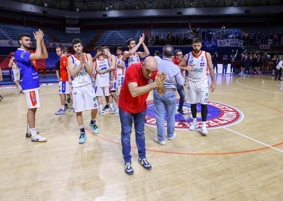 Coach Barsotti e la squadra ringraziano e salutano il pubblico del PalaTerme (foto Nucci)