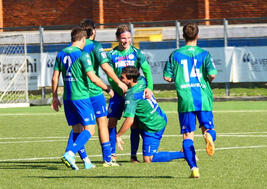 Il Seravezza esulta dopo un gol