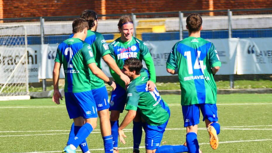 Il Seravezza esulta dopo un gol