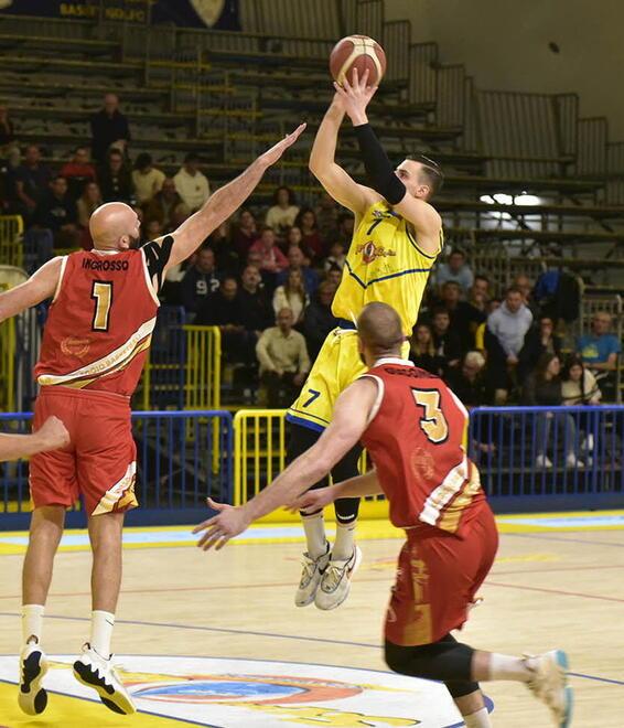 Venucci-Alibegovic, la Solbat vola: i gialloblù sbancano Oleggio 