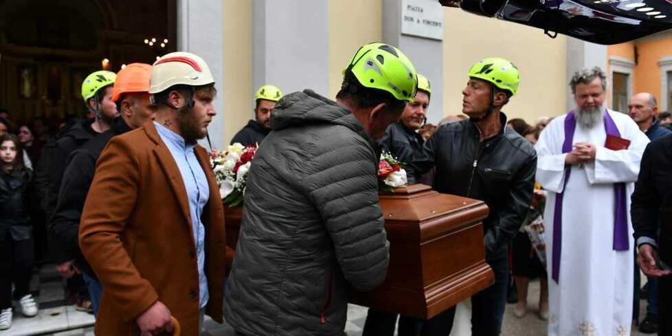Garfagnana, i colleghi portano a spalla la bara del cavatore morto: «Mai più tragedie»