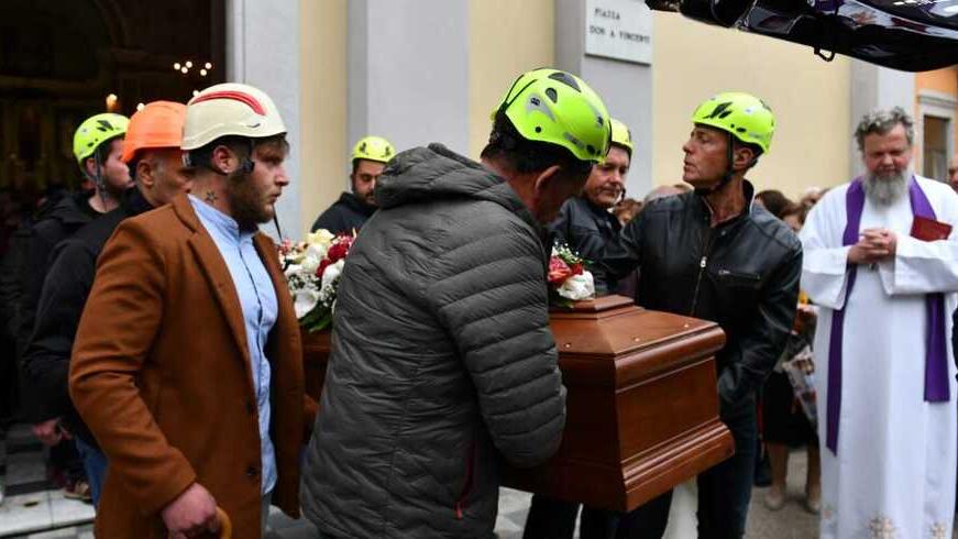 Garfagnana, i colleghi portano a spalla la bara del cavatore morto: «Mai più tragedie»
