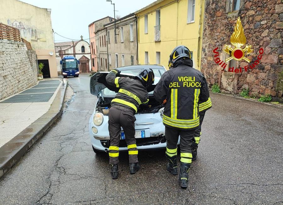 Scontro tra un’auto e un pullman Arst nel centro di Macomer: ferita 33enne di Sindia