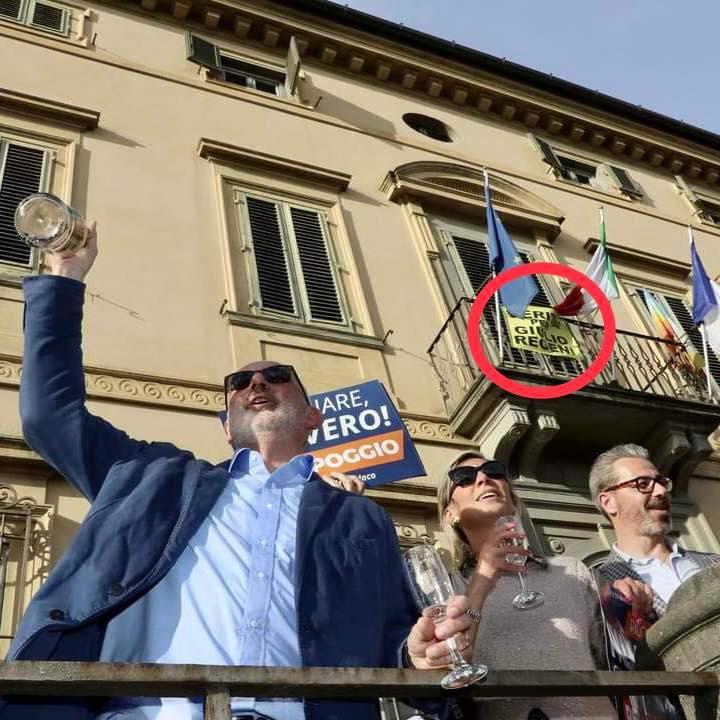 
	Palandri nel giorno dell'elezione, in alto lo striscione ancora al suo posto

