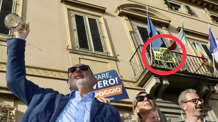 Palandri nel giorno dell'elezione, in alto lo striscione ancora al suo posto