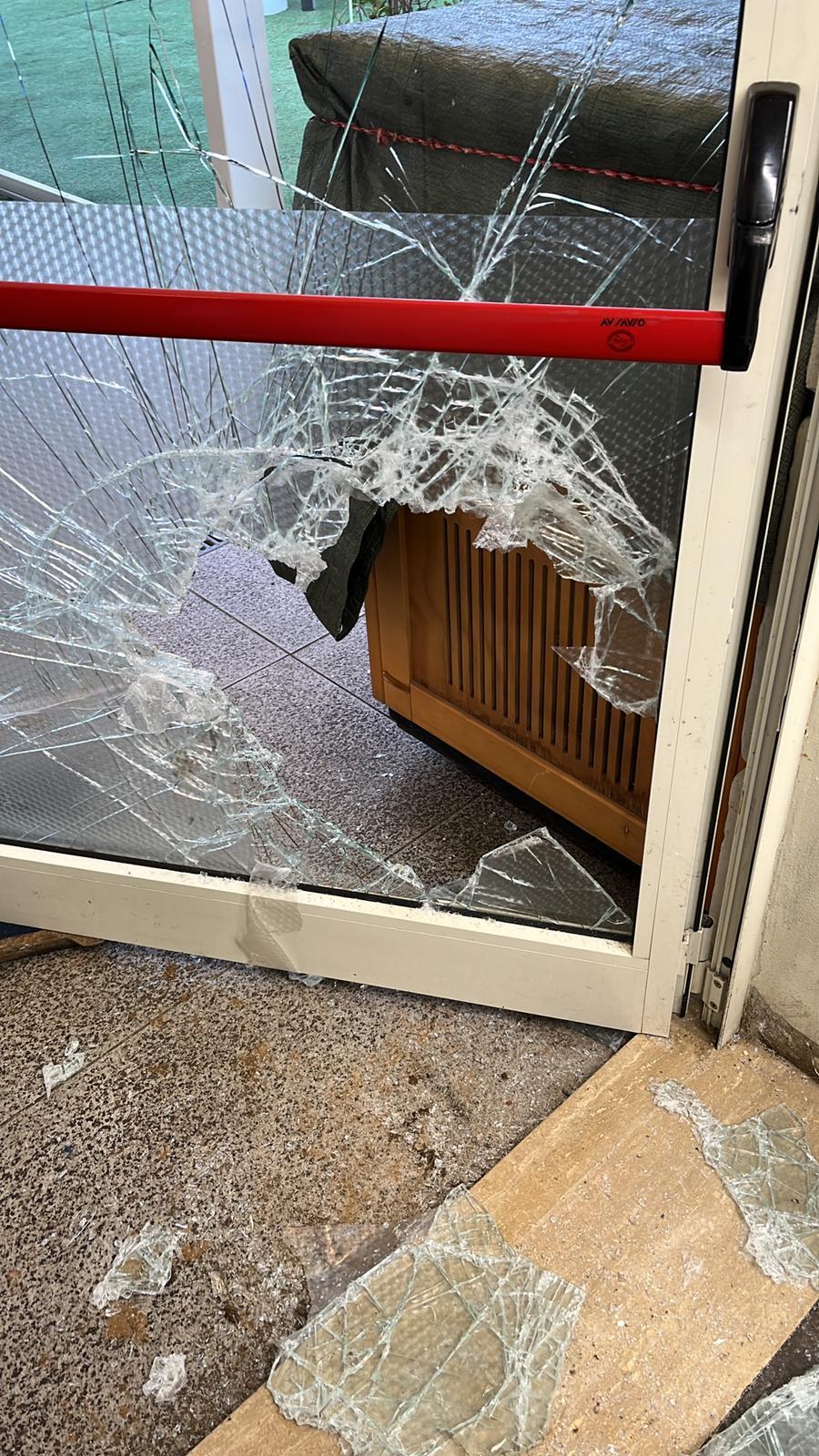 Livorno, ladro sfonda la vetrata del ristorante "L'Oasi del Porto": «Rubati 400 euro e due cellulari»