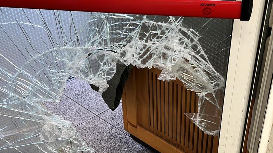 Livorno, ladro sfonda la vetrata del ristorante "L'Oasi del Porto": «Rubati 400 euro e due cellulari»