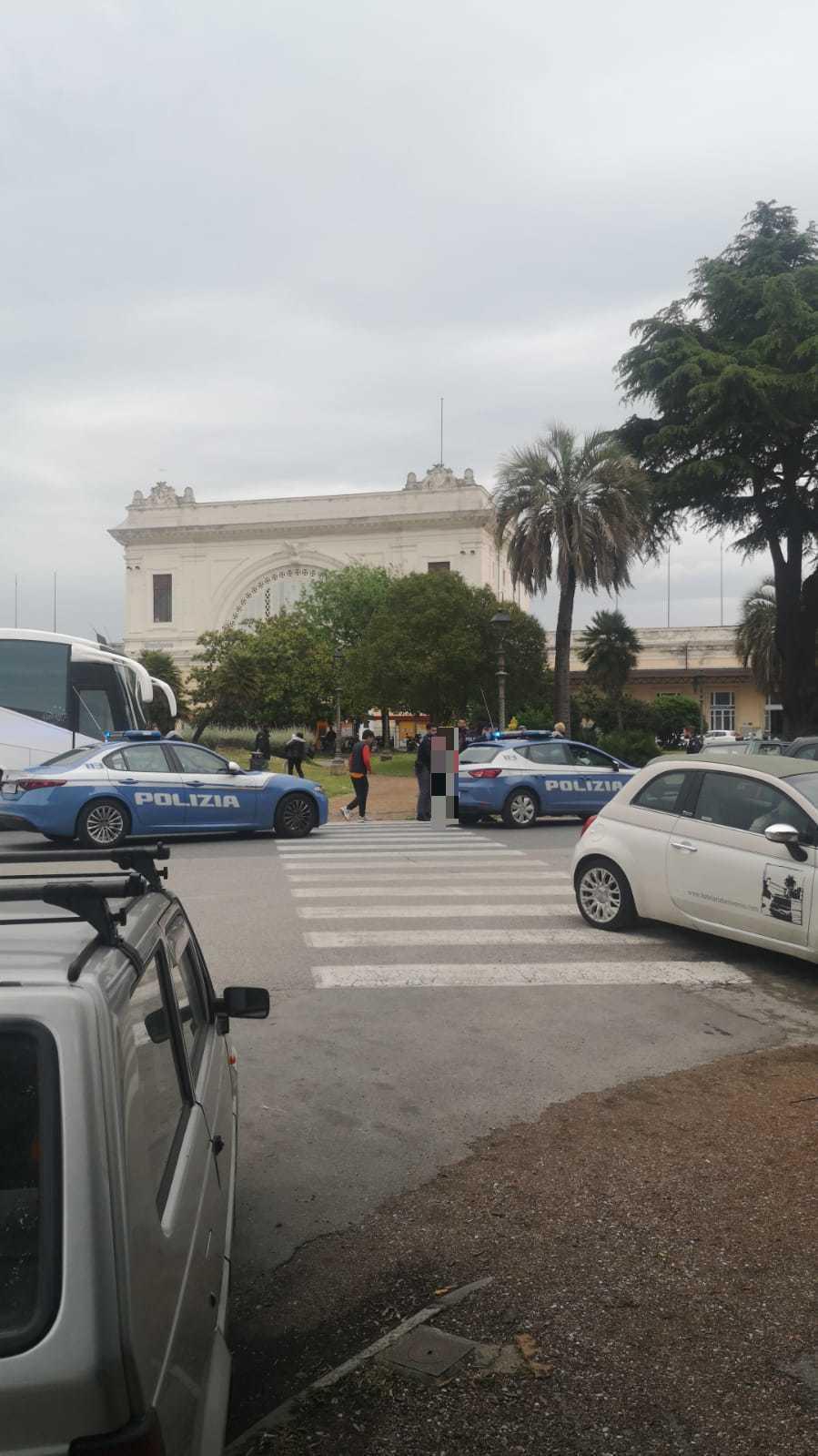 Dà in escandescenze davanti alla stazione di Livorno, bloccato dalla polizia&nbsp; 