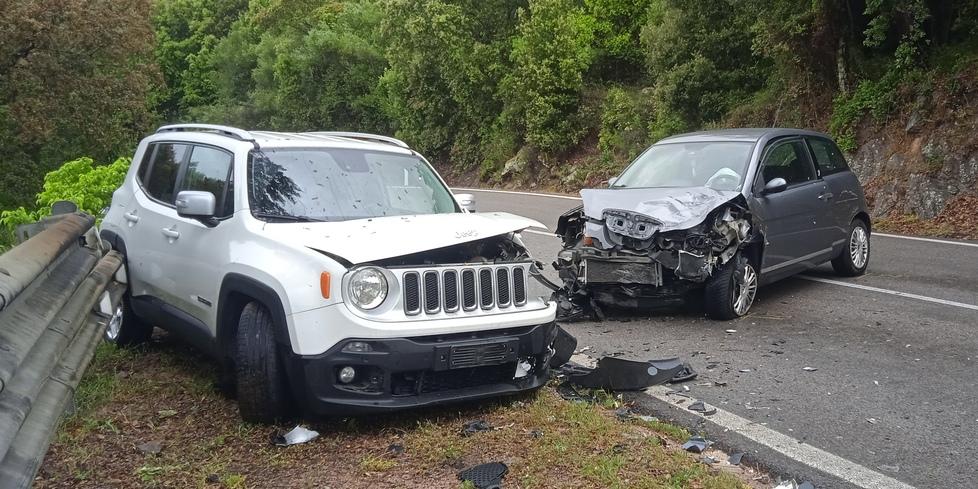 Scontro frontale alla Fumosa, ferite due donne