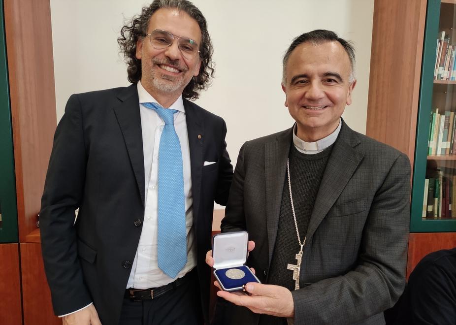 Fine vita, il vescovo incontra i medici «Morire dignitosamente è un diritto» 