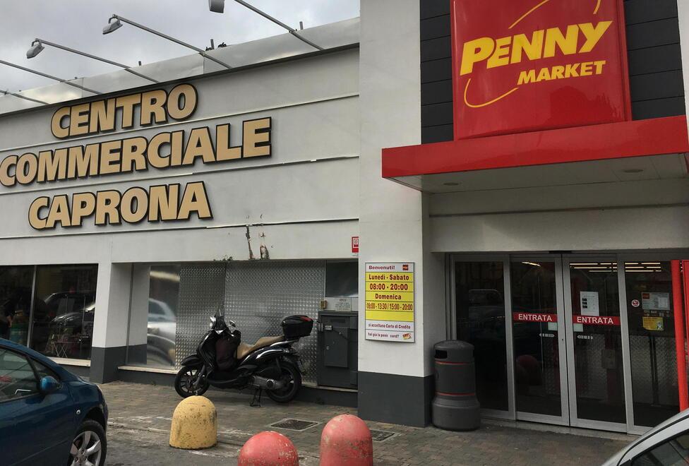 Armato di coltello rapina l’incasso del Penny Market: caccia al bandito