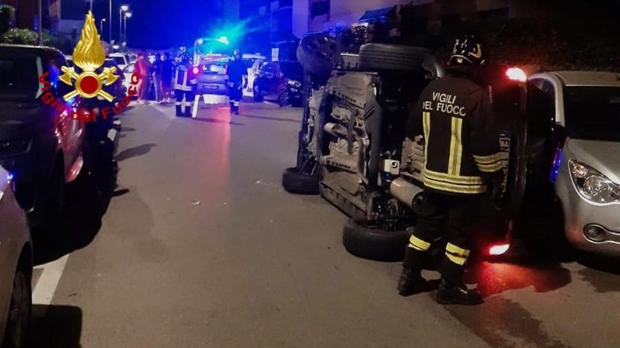 Via Goito, perde il controllo dell’auto e si schianta contro i veicoli in sosta