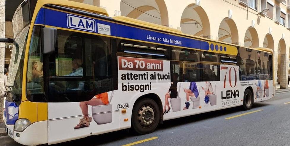 Pubblicità tolta dal bus a Livorno, i manager che l’hanno ideata: «Dopo l’ok la rivolta degli autisti»