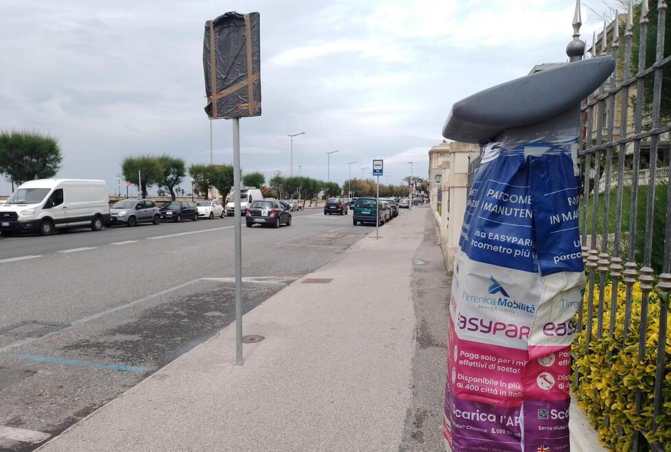 Livorno, coperti tutti i parcometri: il viale Italia torna gratis