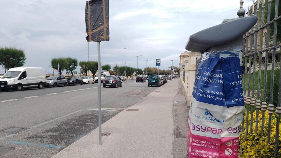 Livorno, coperti tutti i parcometri: il viale Italia torna gratis