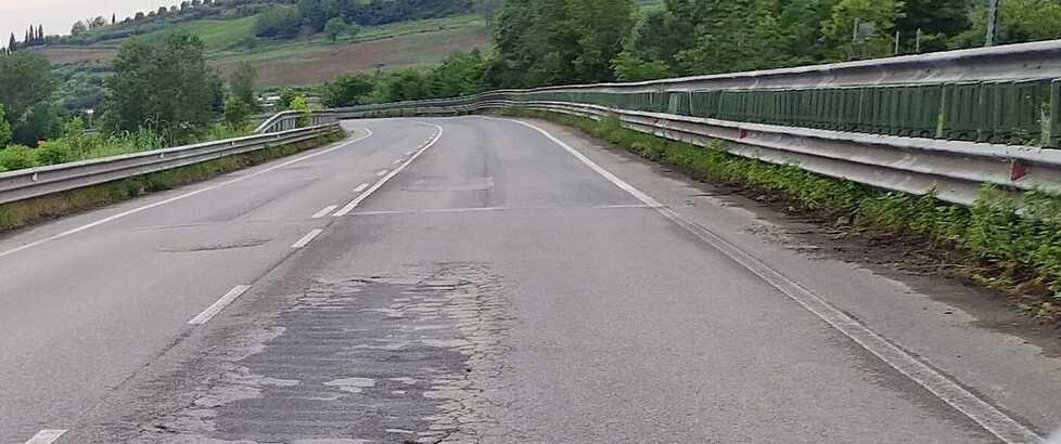 Certaldo, la regionale riapre dopo due mesi ma scoppia subito la polemica