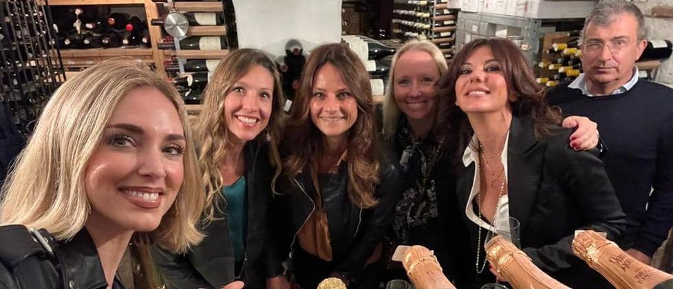 Chiara Ferragni ritorna in Versilia, eccola a cena in un locale di Pietrasanta