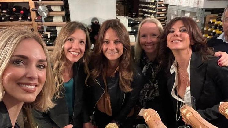 Chiara Ferragni ritorna in Versilia, eccola a cena in un locale di Pietrasanta