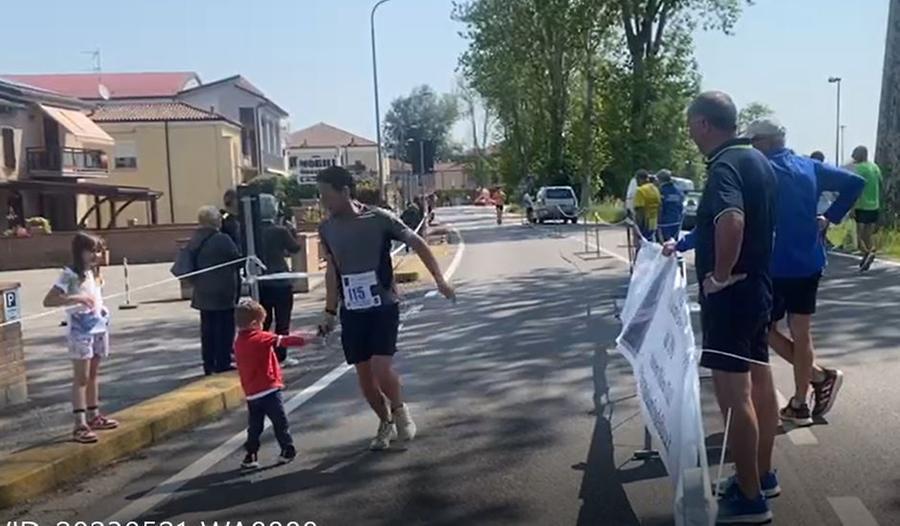Il video. Podistica a Cona, il “cinque” a tutti del bimbo che aspetta il papà al traguardo